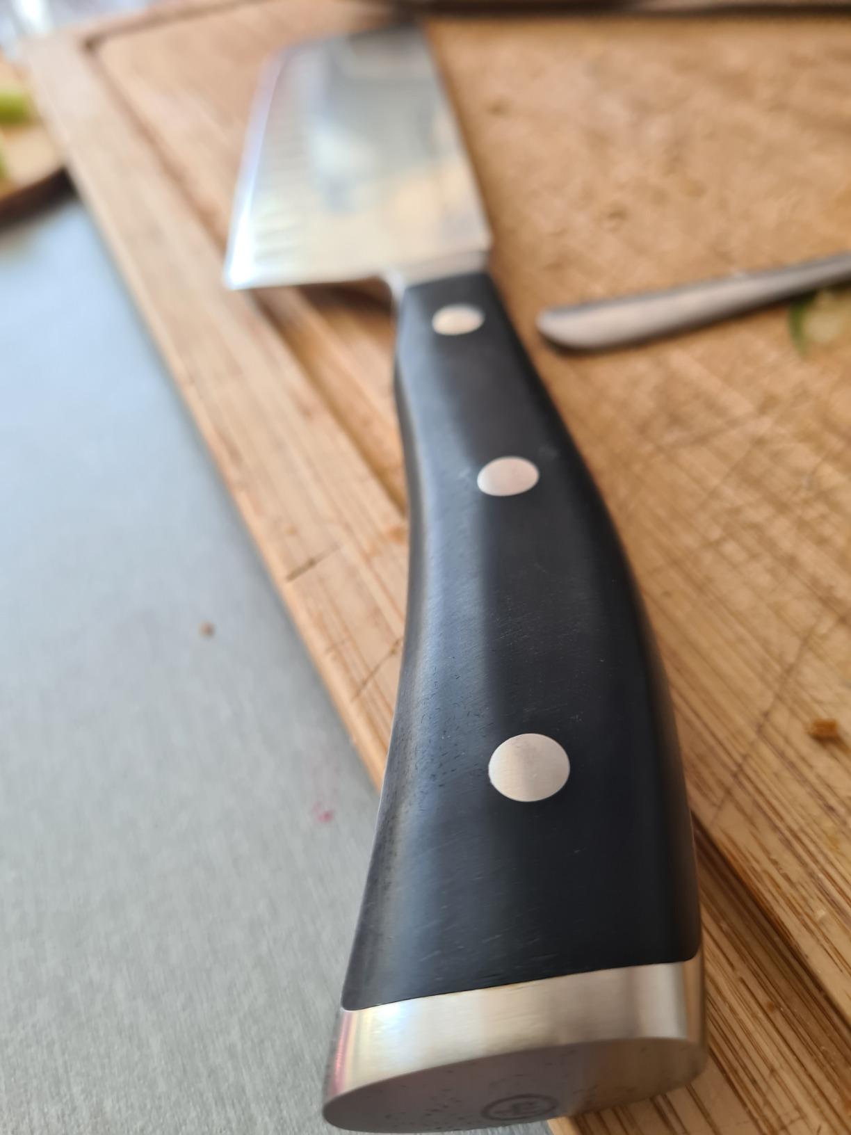 Bon couteau, prise en main inhabituelle