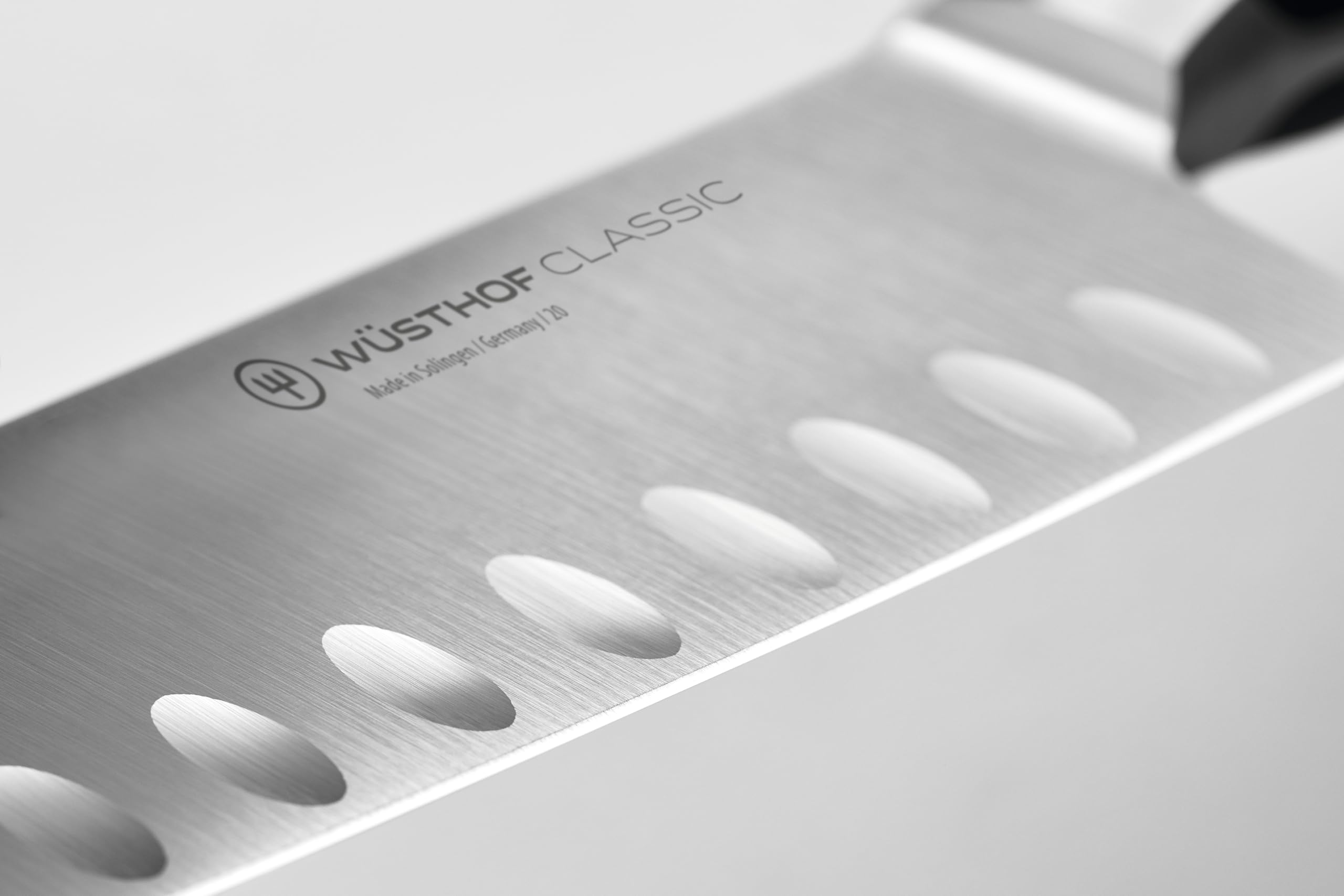 w-sthof-classic-santoku-forg-17-cm-lame-alv-ol-e-acier-tremp-haute-teneur-en-car image 2