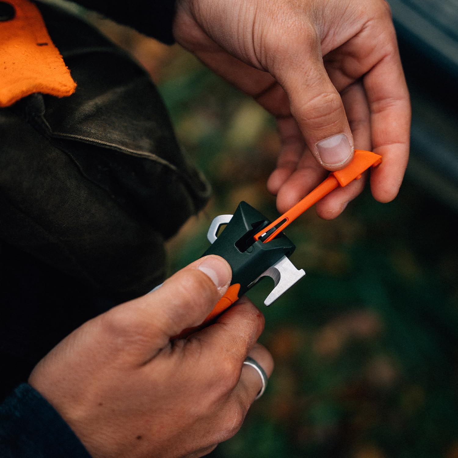 opinel-n-12-explore-tire-tique-couteau-de-survie-orange-lame-10-cm-inox-virobloc image 5